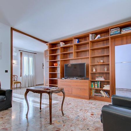 Sunny Ghetto Canalview البندقية المظهر الخارجي الصورة